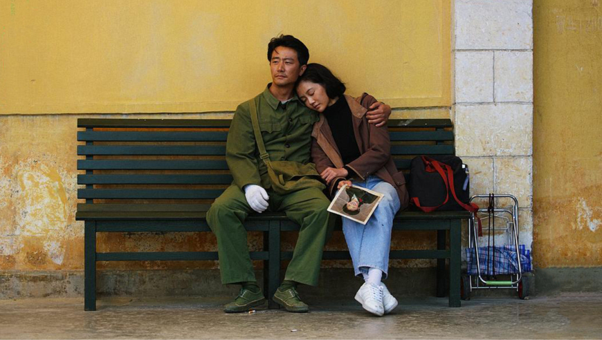 《芳华》片尾曲《绒花》,无数人因为曲子太感人,迟迟不能离场