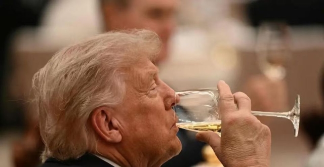 特朗普罕见地两次举杯饮酒_腾讯新闻