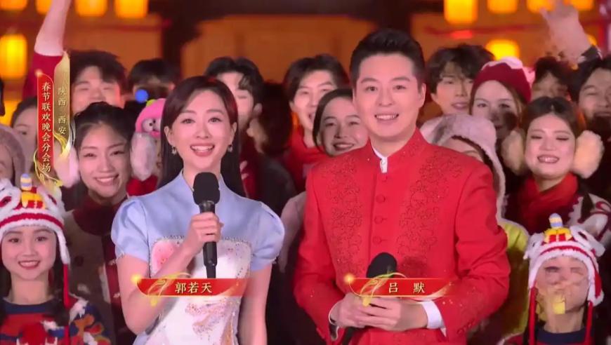 马凡舒连续4年主持央视春晚，穿新中式旗袍亮相发布会，温柔傲人美出圈_腾讯新闻