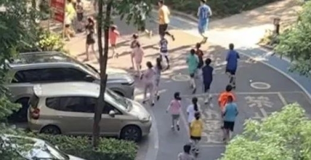 一大早，杭州这个小区百来人排成长队！连隔壁隔壁小区的都赶过来凑热闹..._腾讯新闻