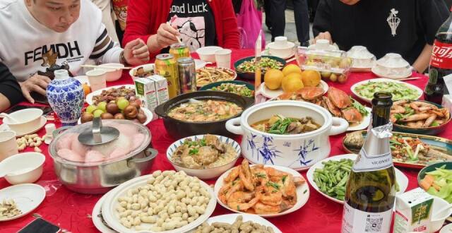 30张圆桌整齐排列，各色佳肴端上饭桌，这场宴席幸福感满满腾讯新闻 