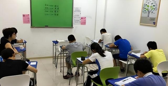 高中开启双休模式：学生很高兴，家长很焦虑，学校很为难_腾讯新闻
