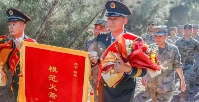现场直击！“模范火箭炮兵连”迎回荣誉奖旗_腾讯新闻