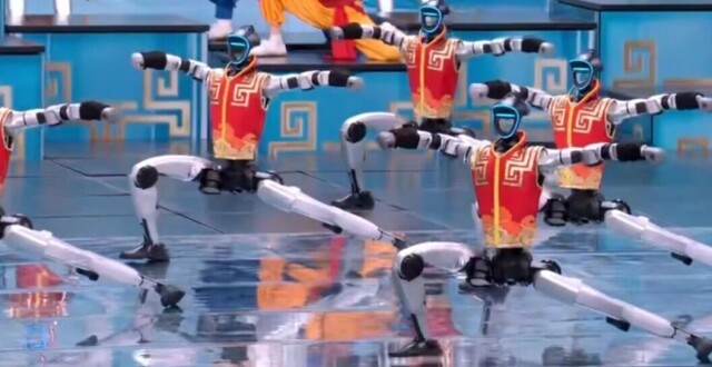 去年秧BOT今年武BOT！网友：中国机器人的进化像开了倍速——_腾讯新闻