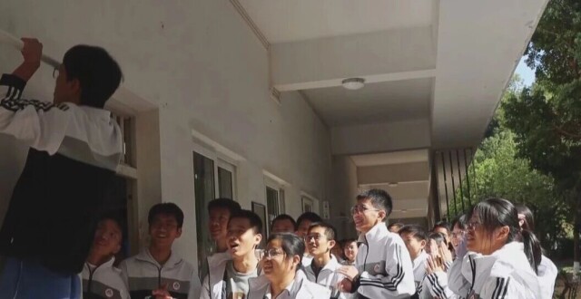 课间动起来！教室门口引体向上，安排！_腾讯新闻