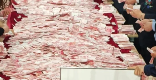 河南一公司年会变大型数钱现场！员工领钱数了近10万：手都抽筋了_腾讯新闻