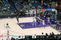 NBA常规赛：灰熊vs鹈鹕丨一寸长一寸强 扎克-伊迪篮下补篮重扣力压墨菲霸气十足_腾讯新闻