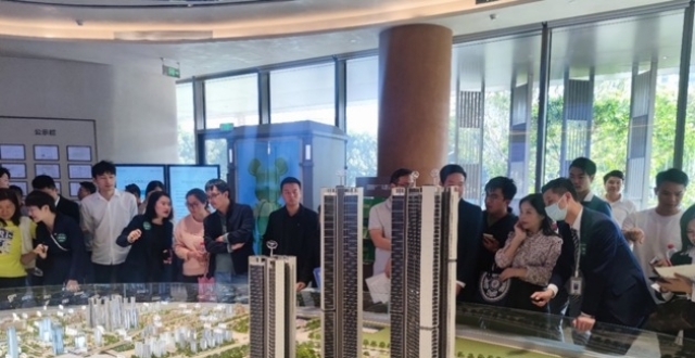 每经记者实探深圳楼市两大“王炸”政策之后：顶级学区房率先回暖，售楼部排队进场？_腾讯新闻
