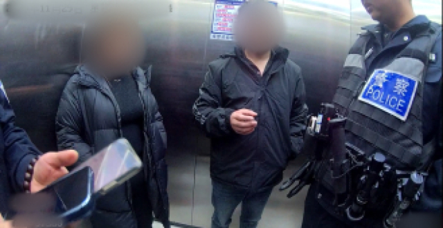 砰！浙江女子刚坐进车里，一把菜刀砸在眼前，随后剪刀又飞来缩略图