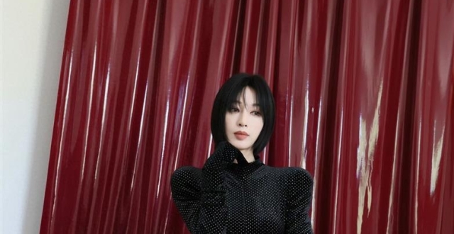 张俪把黑丝绒美学穿透了！简约高级感直接封神_腾讯新闻