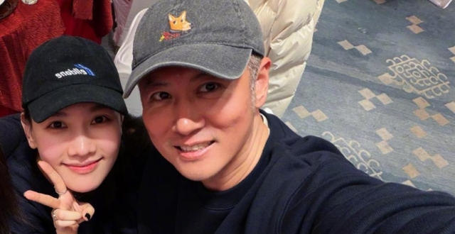 任重陪妻女澳洲度假，戴婚戒秀幸福，和孙骁骁同框一眼看出年龄差_腾讯新闻