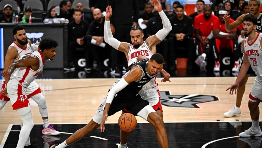 火箭马刺火爆对决!文班亚马率队掀进攻狂潮 一波10-1结束半场