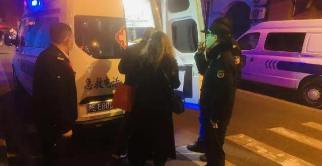 “Help! Help!”外国游客紧急呼救，执法队员快速响应_腾讯新闻