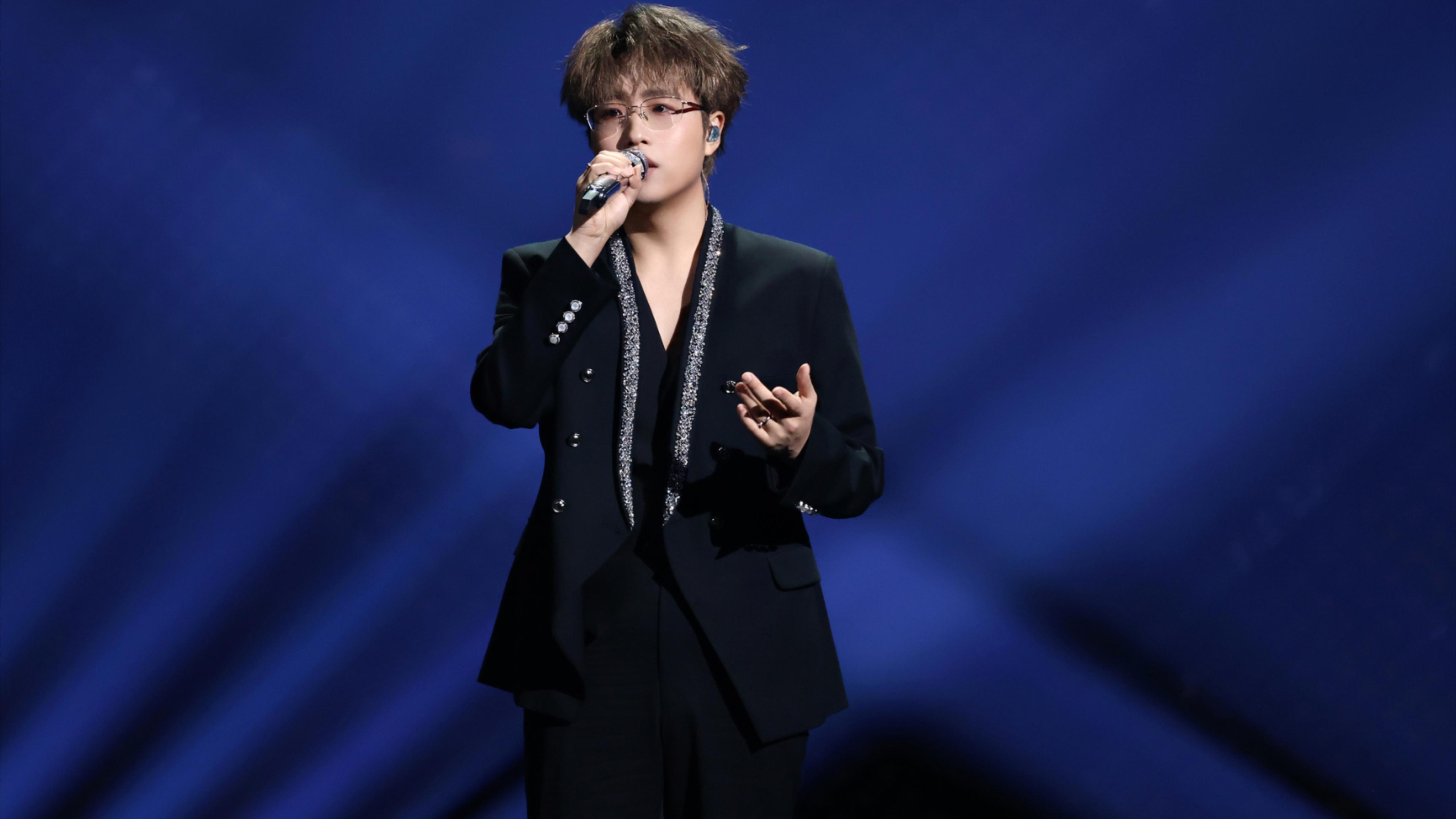 LBI利比演唱《跳楼机》，以醇熟嗓音演绎现象级热单丨2025腾讯音乐榜样年度荣誉之夜_腾讯新闻