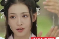 《无忧渡》女演员夏依丹去世，合作导演发声：她是一名优秀且肯吃苦、敬业、阳光的女演员，愿她依旧是开开心心_腾讯新闻
