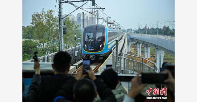成都市民试乘即将开通的全自动运行地铁新线_腾讯新闻