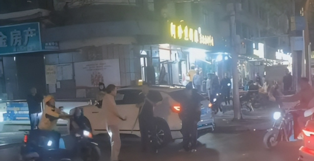 一男子酒后持刀捅伤2人，外卖小哥果断出手，周围群众一拥而上将男子制服。为挺身而出的你们点赞！（人民日报记者曹继炜）#媒体原创 @一加一