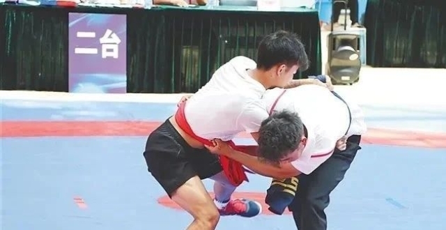 翻滚、跃起、摔打……看他们如何一“跤”高下_腾讯新闻