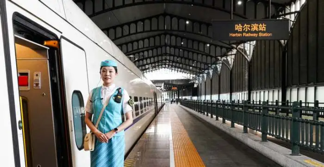 东北人民威武，哈尔滨至伊春高铁试运行，沿途老百姓笑哈哈_腾讯新闻