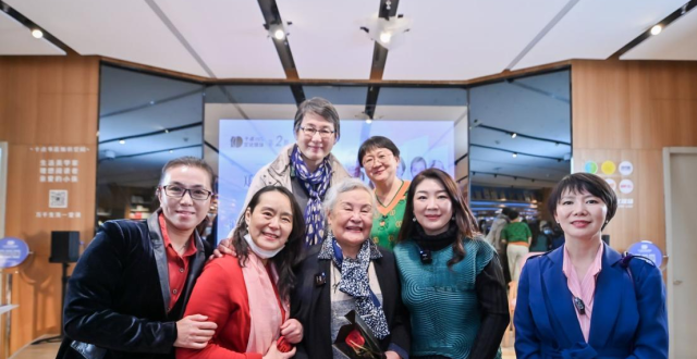 94岁的中国第一女指挥，带着“爱乐女”温暖了厦门的“半边天”_腾讯新闻