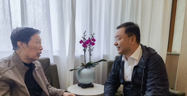 《哥德巴赫猜想》发表46年后，陈景润之子拜访父亲挚友_腾讯新闻