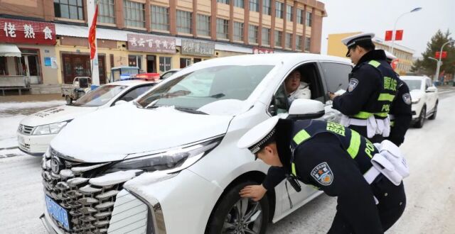 漠河交警雪天坚守一线