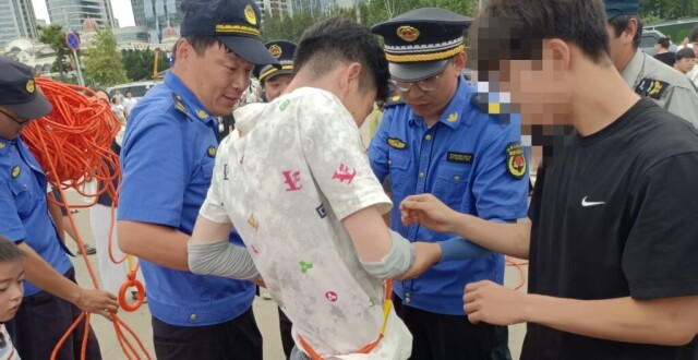 游客手机掉落礁石区！眼看涨潮被淹，他悬绳速降3分钟帮找回_腾讯新闻