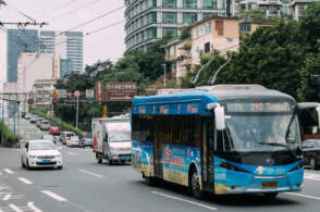 广州公交客流6年暴跌59%，公交线路不断裁撤对市民影响有多大？传统公交还能如何破局？