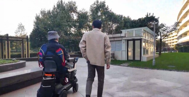 瘫痪患者意念操控轮椅和机器狗，中国脑机接口再现突破性成果缩略图