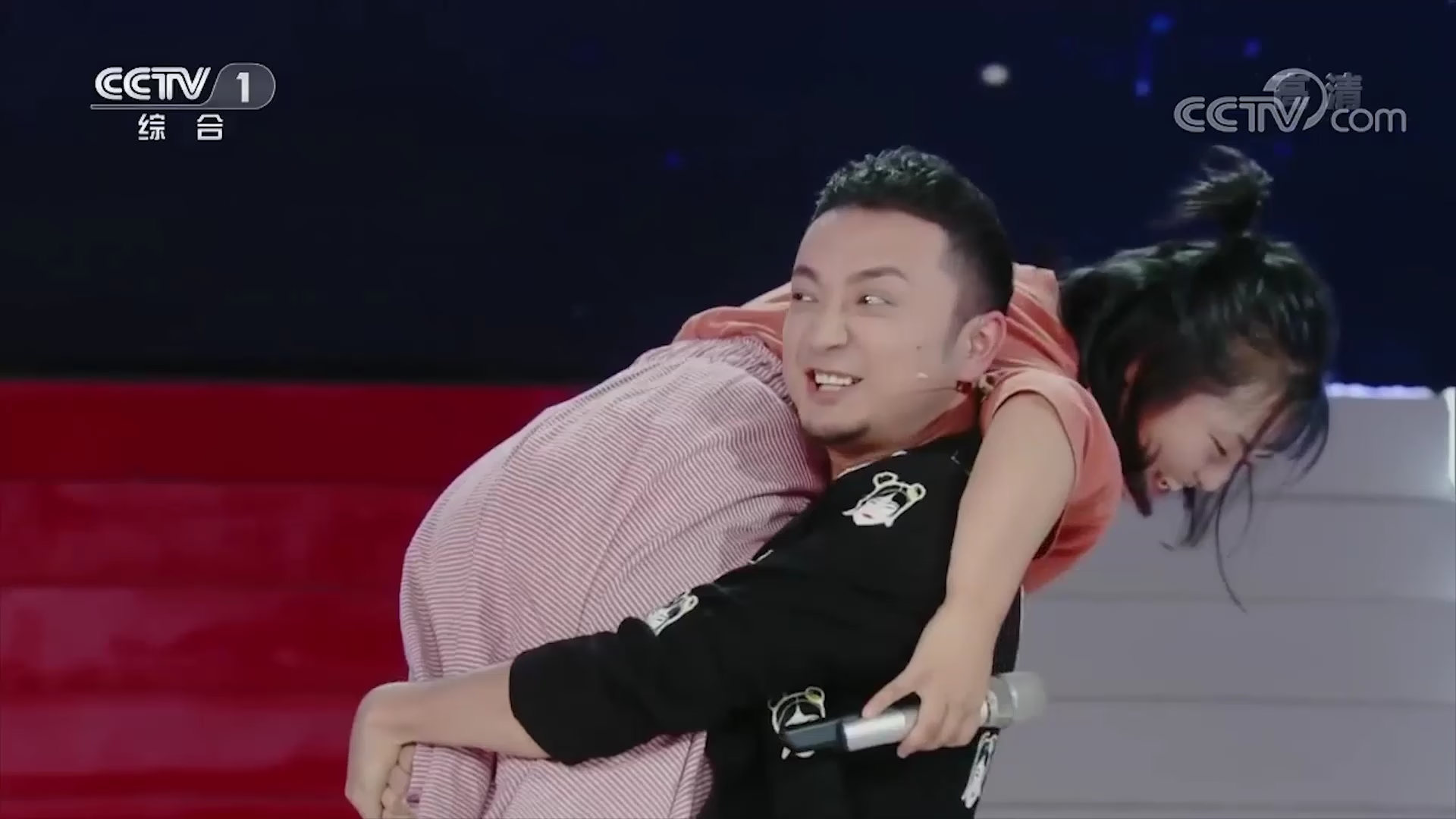尼格买提尝试托举选手，谁料最后托举变扛人，逗得全场哄堂大笑_腾讯新闻