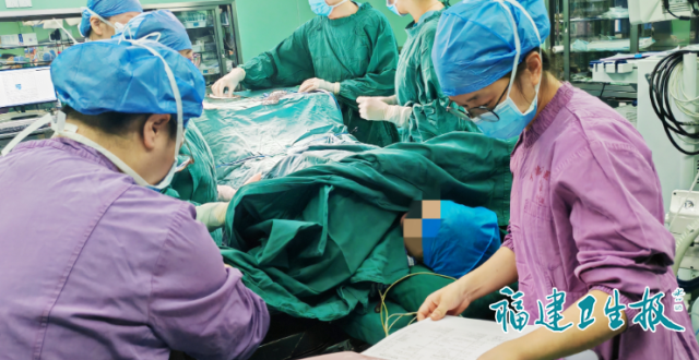 生死23分钟！福建医生全程跪下，只为……监控拍下这惊心动魄的一幕_腾讯新闻