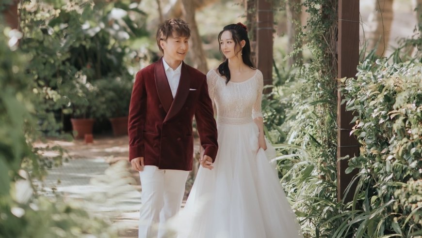 方力申与叶萱海边补办婚礼，晒一家三口同框照秀幸福，女儿很可爱
