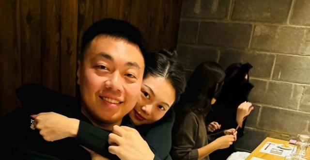 网红“晚晚”直播卖货被评是“中年老太无奈打工”，老公林瀚挂素人账号：看到人欺负她，心里特别委屈！_腾讯新闻