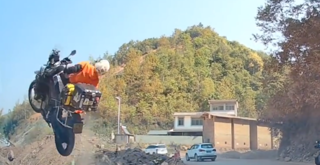 “飞驰人生”现实版！云南一女子骑摩托失控坠坡画面火出圈，当事人：“人没事，一点擦伤都没有”缩略图