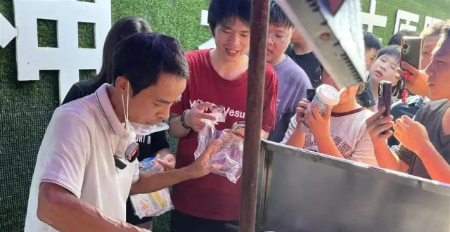 读特热评｜文旅“长红”同样需要“鸡排哥”式真诚_腾讯新闻