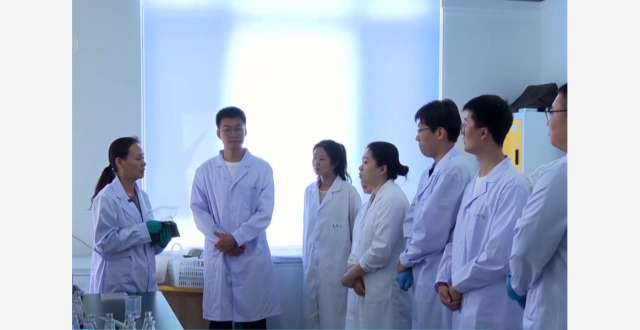 党旗在基层一线高高飘扬丨为了研发粮食的“粮食” 他们在田间地头“挖土”_腾讯新闻