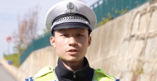 马路幺贰贰106｜“左右为难”？阿Sir带你秒懂两侧通行标志！_腾讯新闻