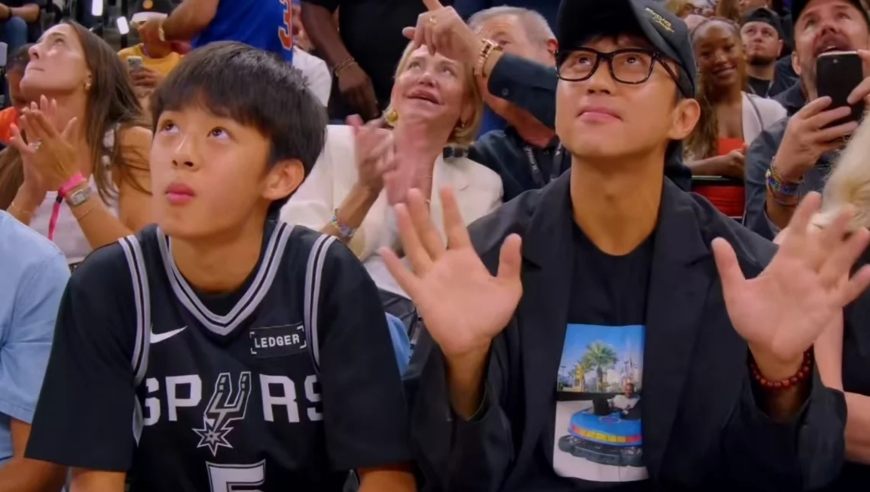 邓超父子观战NBA总决赛，14岁等等像男版孙俪，眉眼神态和妈妈一模一样