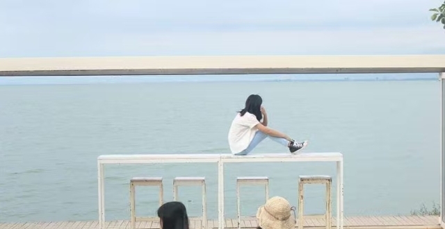 一路向西去大理，偶遇3个美女一起环洱海骑行，感觉不虚此行赚大了_腾讯新闻
