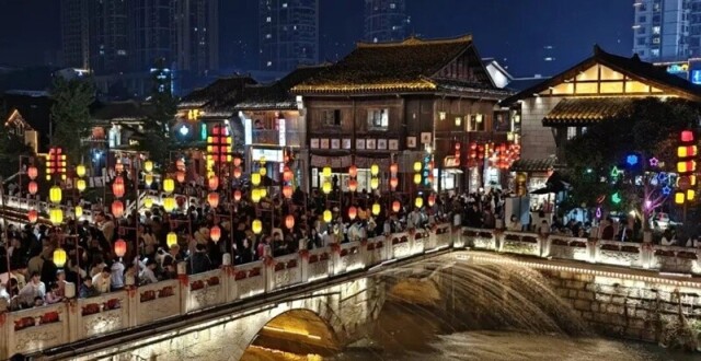 一天15万人次 安顺古城历史文化街区，你去打过卡吗？_腾讯新闻