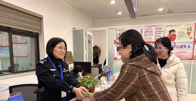 热心群众捡到钱包，民警帮助寻回失主_腾讯新闻
