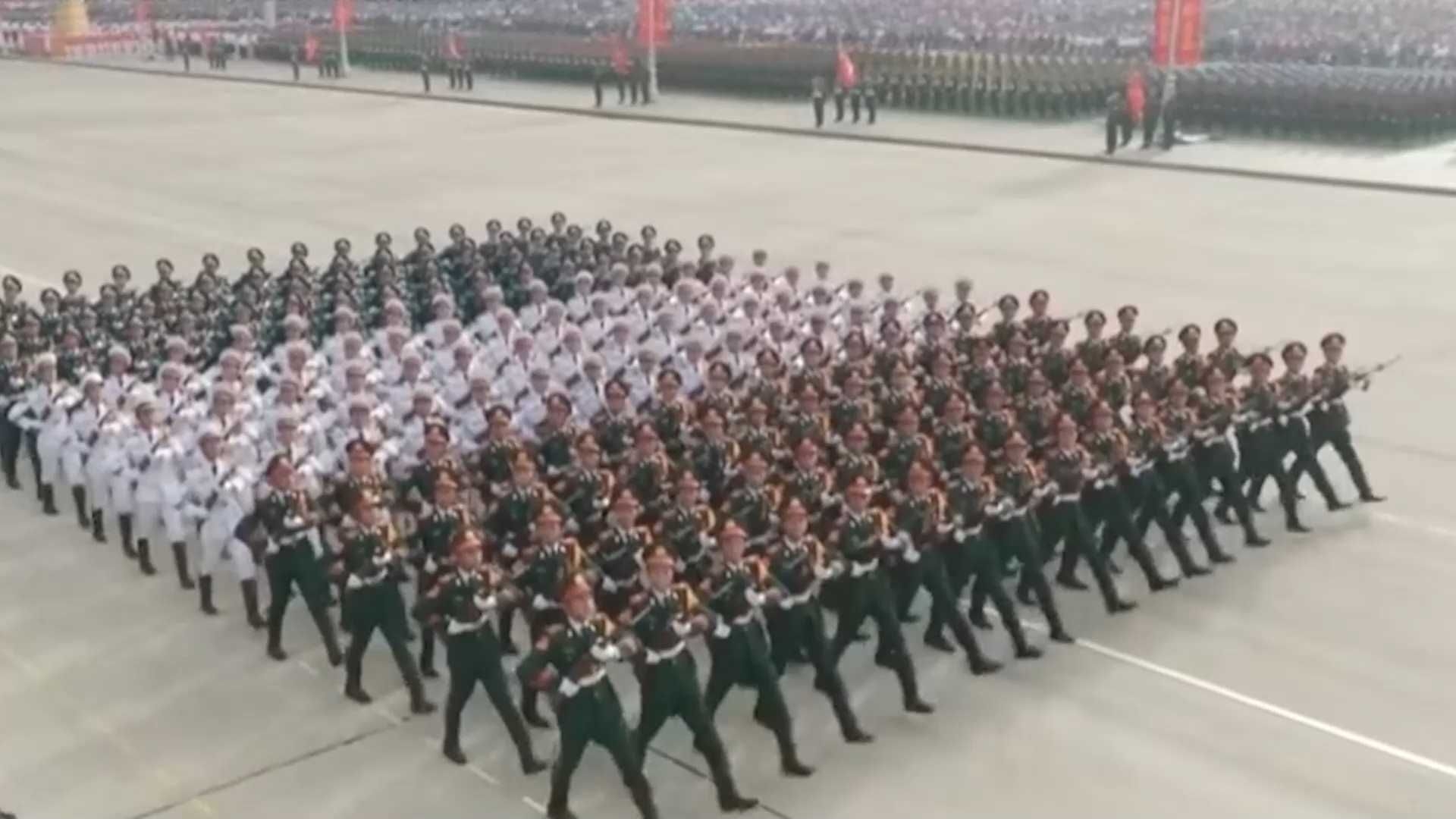 120秒看越南阅兵徒步方队：三军仪仗队劈枪走过广场 中国仪仗队亮相_腾讯新闻