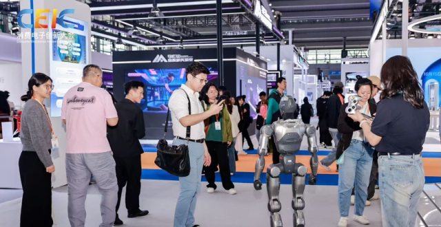 新质生产力全景展演！华强北惊艳亮相CEIC 2025_腾讯新闻