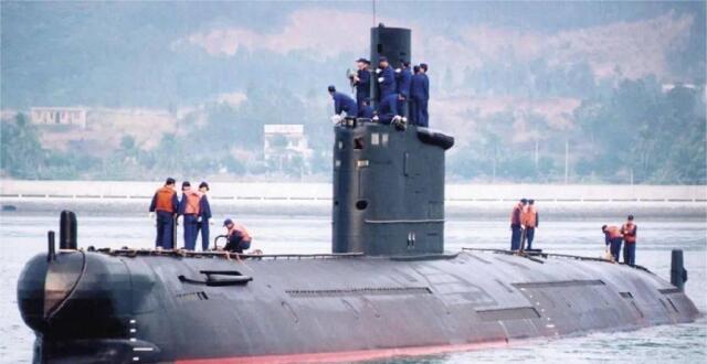 033G型潜艇的前世今生，挂载鹰击8导弹，曾吓退美军航母舰队_腾讯新闻