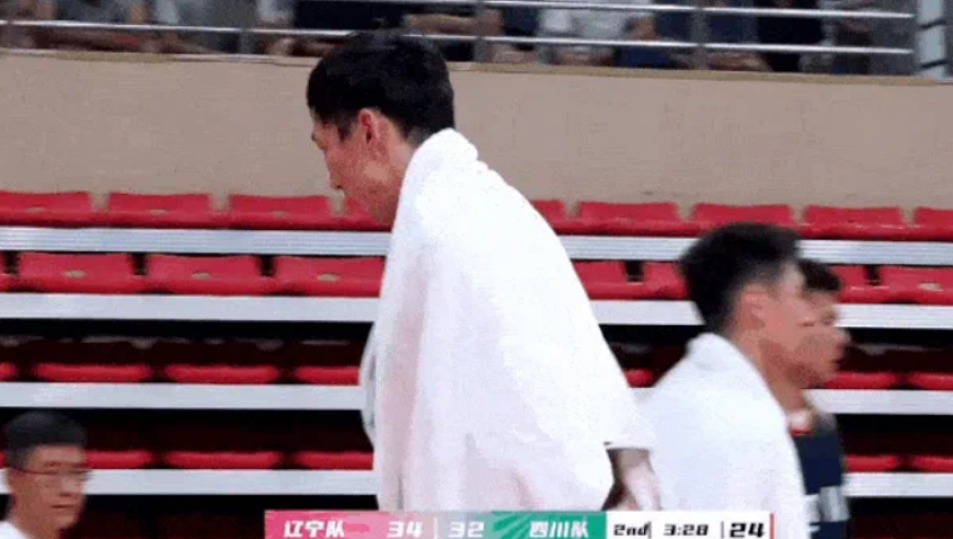 突发！周琦全运会不满判罚怒指裁判 情绪激动理论连吃两T被驱逐
