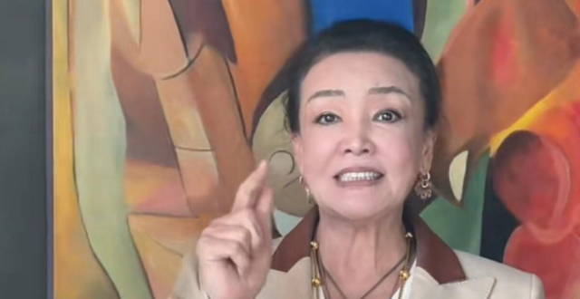 张兰丝毫不生气，现身麻六记开业现场，面带笑容，一身西装太霸气_腾讯新闻