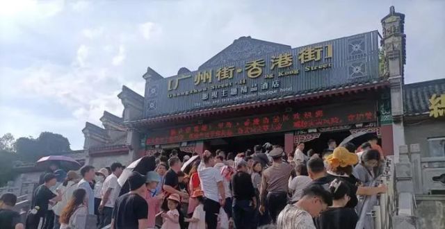 两名“插队”女子被网暴！网友：太过了，不合适_腾讯新闻