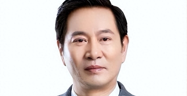 55岁姚刚一生无妻无子，买千万豪宅一个人住，富态后更帅了_腾讯新闻