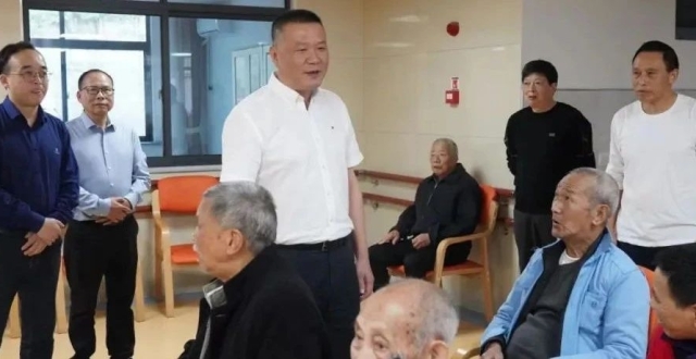 情暖桑榆 爱满重阳｜胡刚开展重阳节走访慰问活动_腾讯新闻