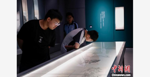 浙江杭州：纪念黄宾虹诞辰一百六十周年艺术展引游人观赏_腾讯新闻